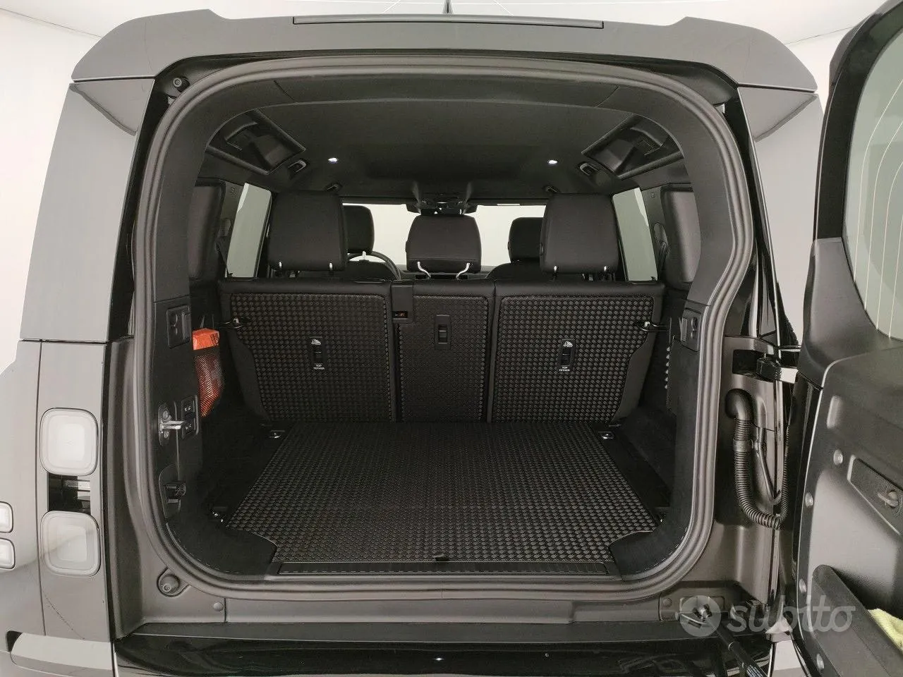 Land Rover Defender 2026 photo 4