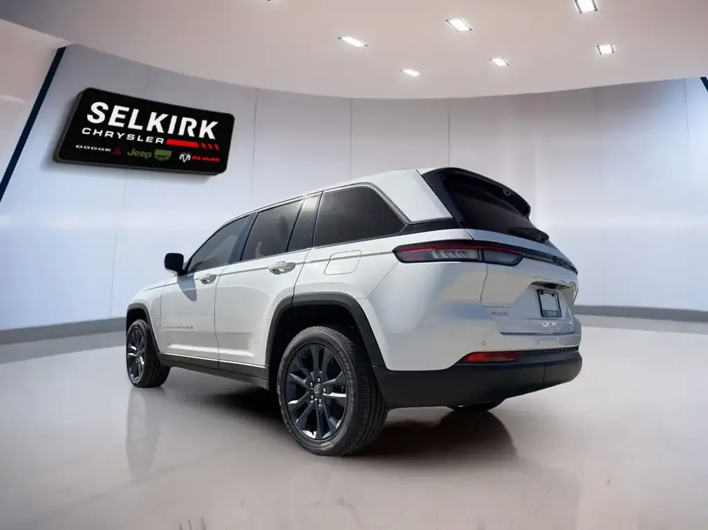 Jeep Grand Cherokee 2026 photo 4