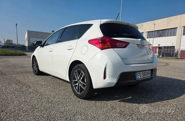 Toyota Auris 2014 photo 5