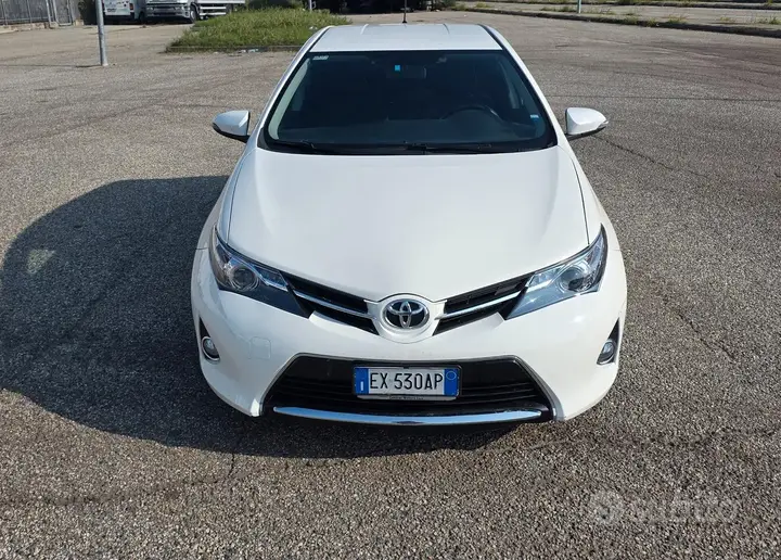 Toyota Auris 2014 photo 3