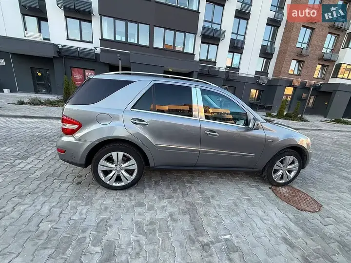 Mercedes-Benz M-Class 2011 photo 2