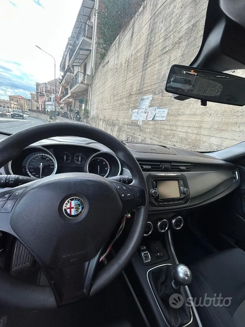 Alfa Romeo Giulietta 2015 photo 2