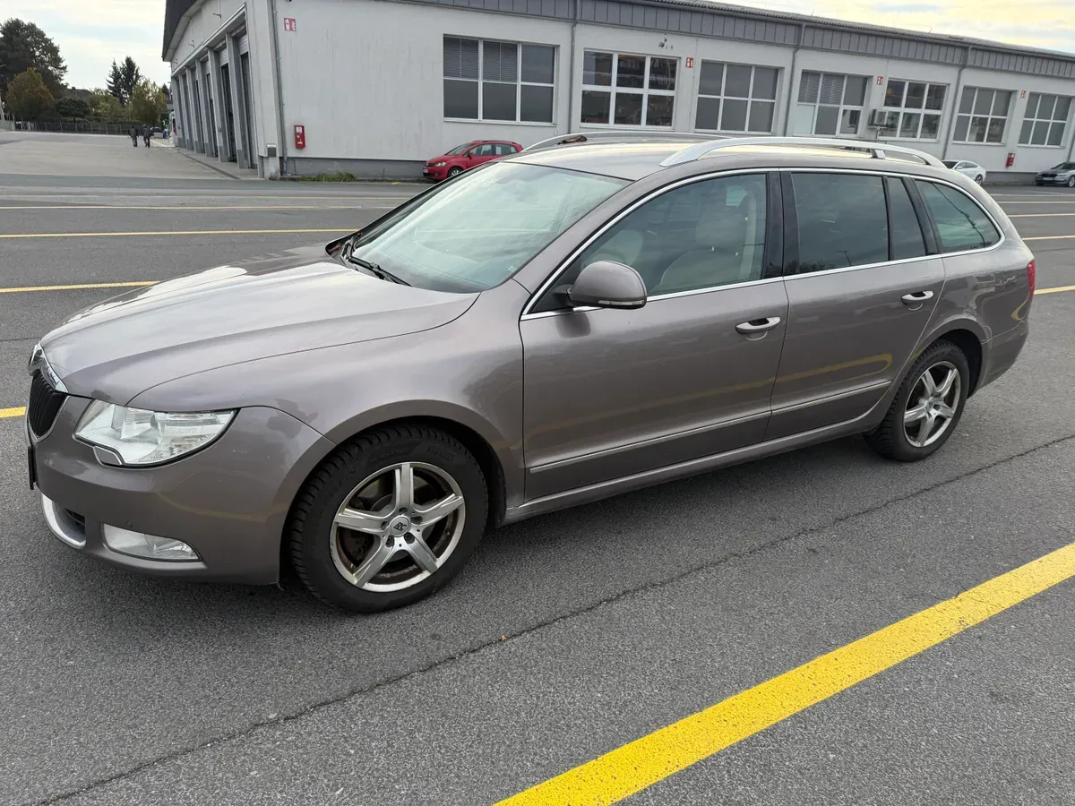 Skoda Superb 2010 photo 2