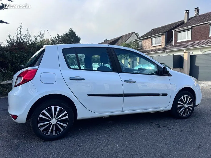 Renault Clio 2011 photo 2