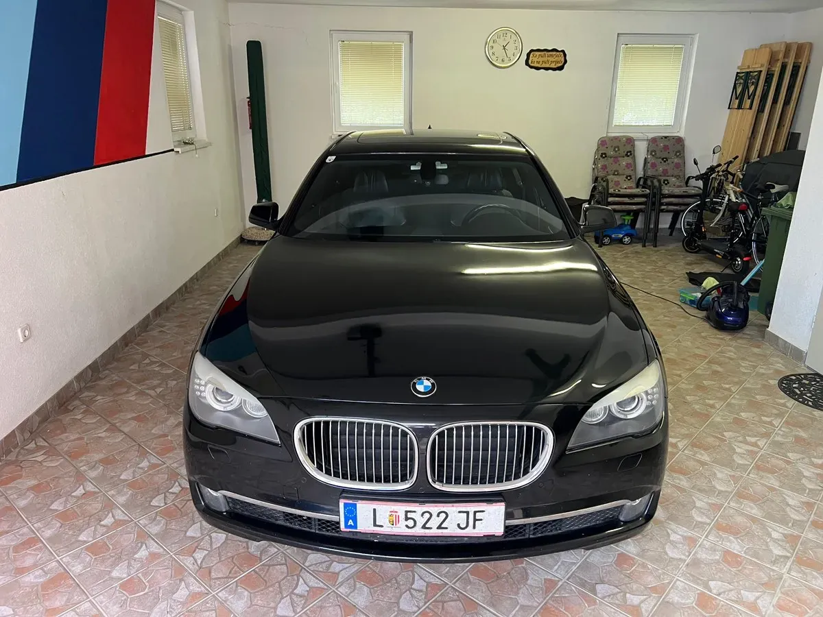 BMW 7 Series 2010 photo 2