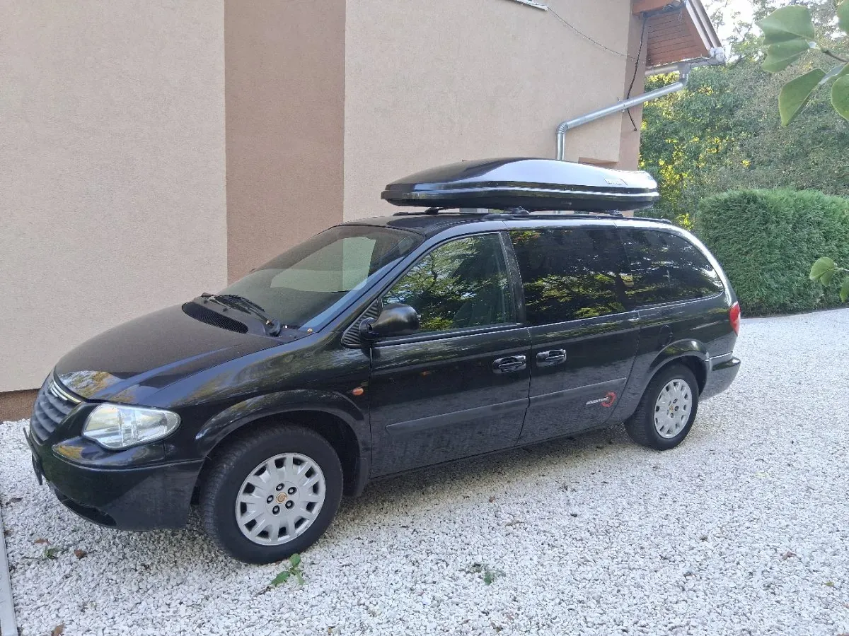 Chrysler Voyager 2004 photo 2