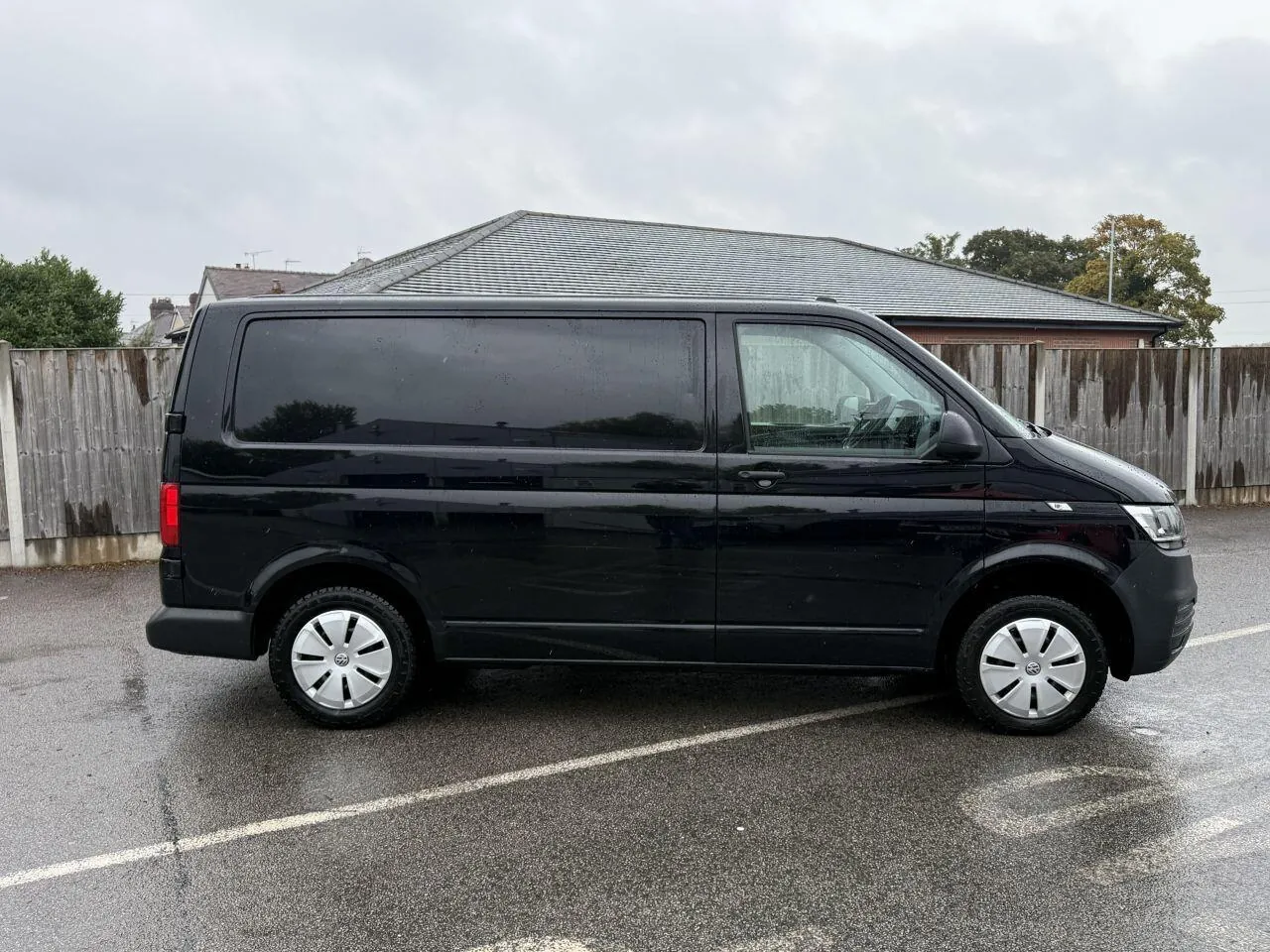Volkswagen Transporter 2022 photo 2