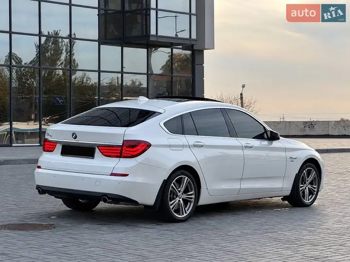 BMW 5 Series 2011 photo 2