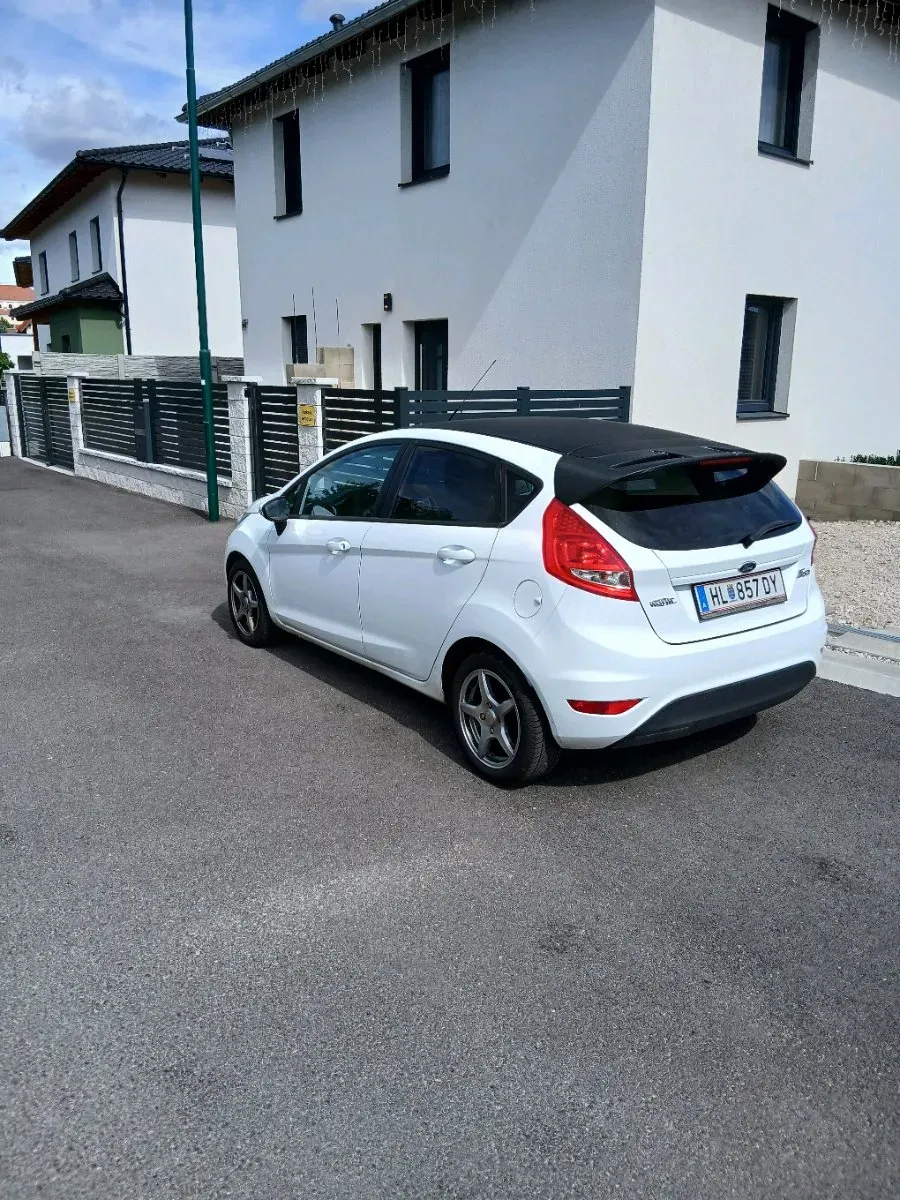 Ford Fiesta 2012 photo 2