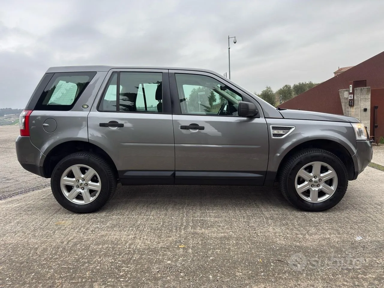 Land Rover Freelander 2012 photo 4