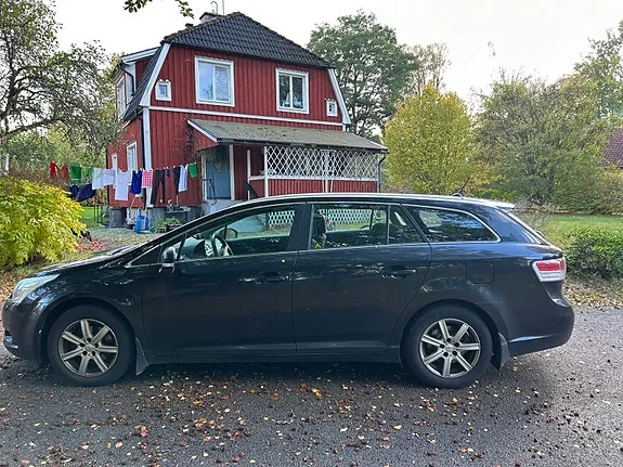 Toyota Avensis 2010 photo 2