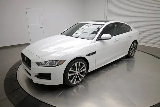Jaguar Xe 2018 photo 4