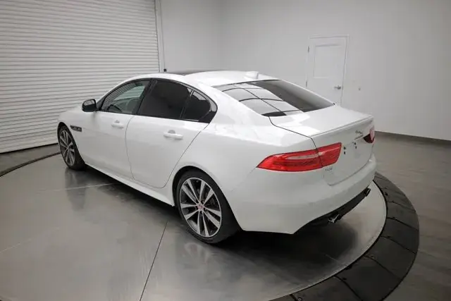 Jaguar Xe 2018 photo 5