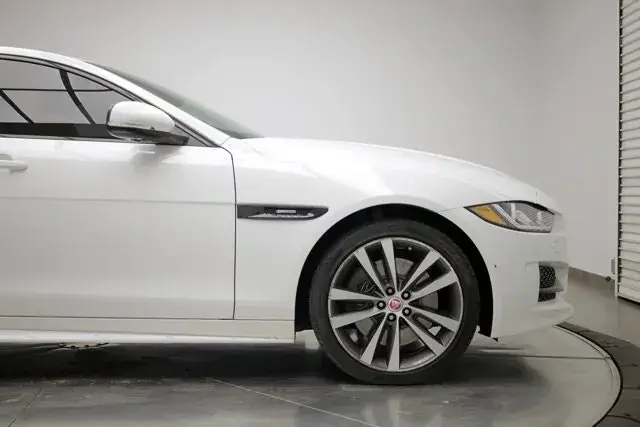 Jaguar Xe 2018 photo 3