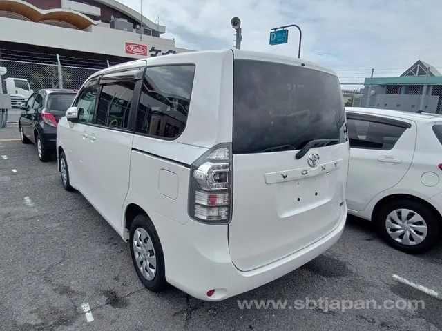 Toyota Voxy X L Edition 2013 photo 3