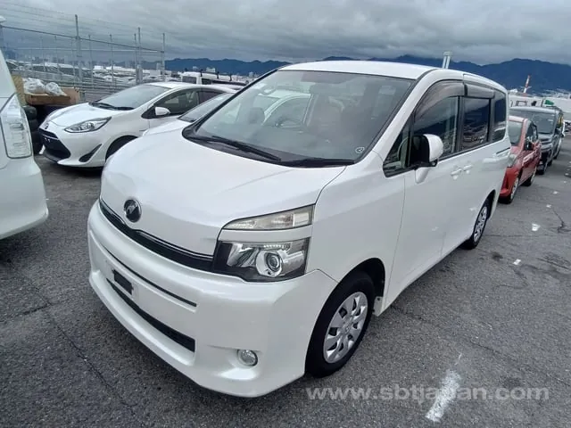 Toyota Voxy X L Edition 2013 photo 2