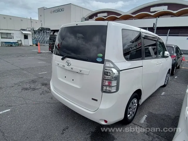 Toyota Voxy X L Edition 2013 photo 4