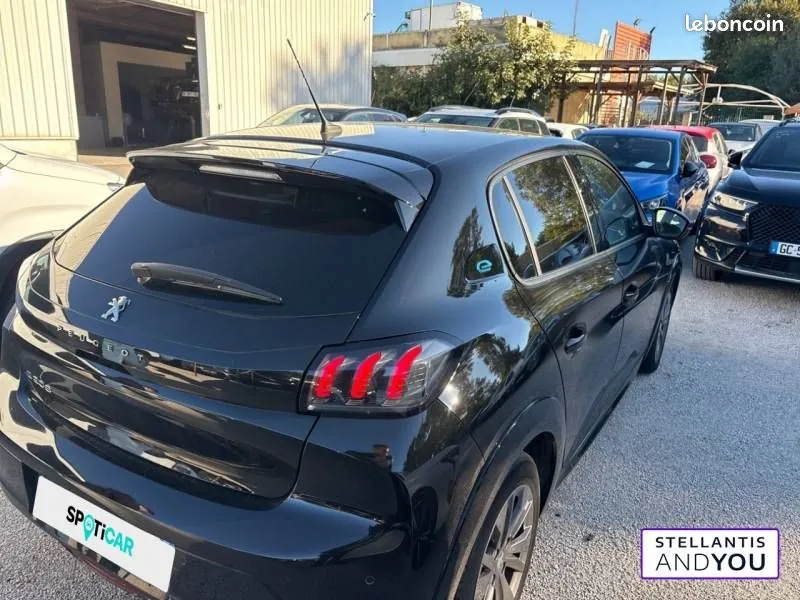 Peugeot 208 2023 photo 3