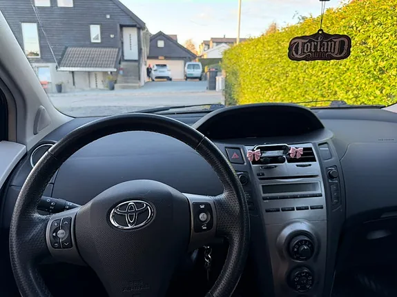 Toyota Yaris 2010 photo 2