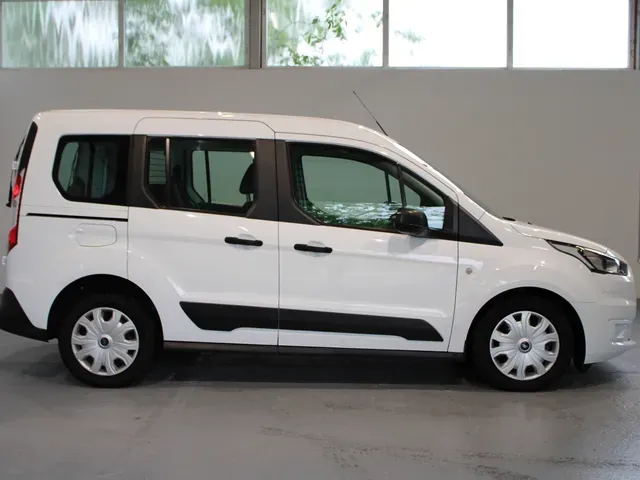 Ford Transit Connect 2023 photo 3