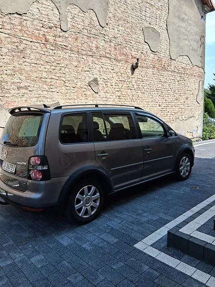 Volkswagen Touran 2010 photo 2