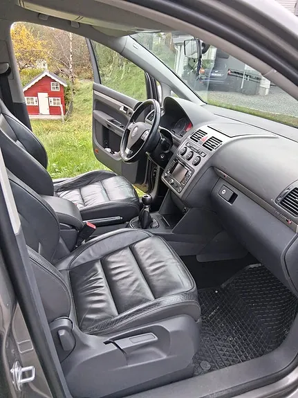 Volkswagen Touran 2010 photo 4