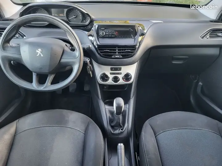 Peugeot 208 2017 photo 3