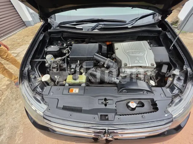 Mitsubishi Outlander 2013 photo 2