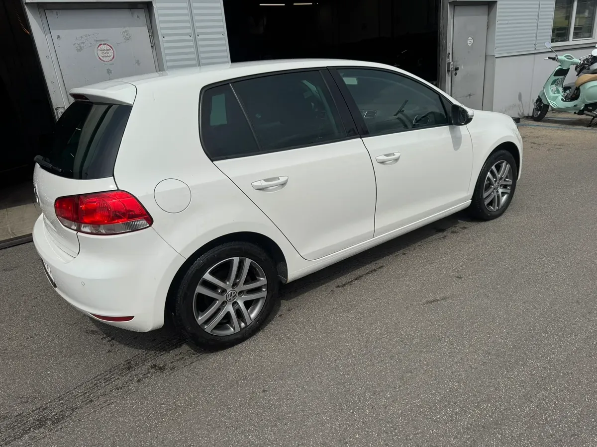Volkswagen Golf 2010 photo 2
