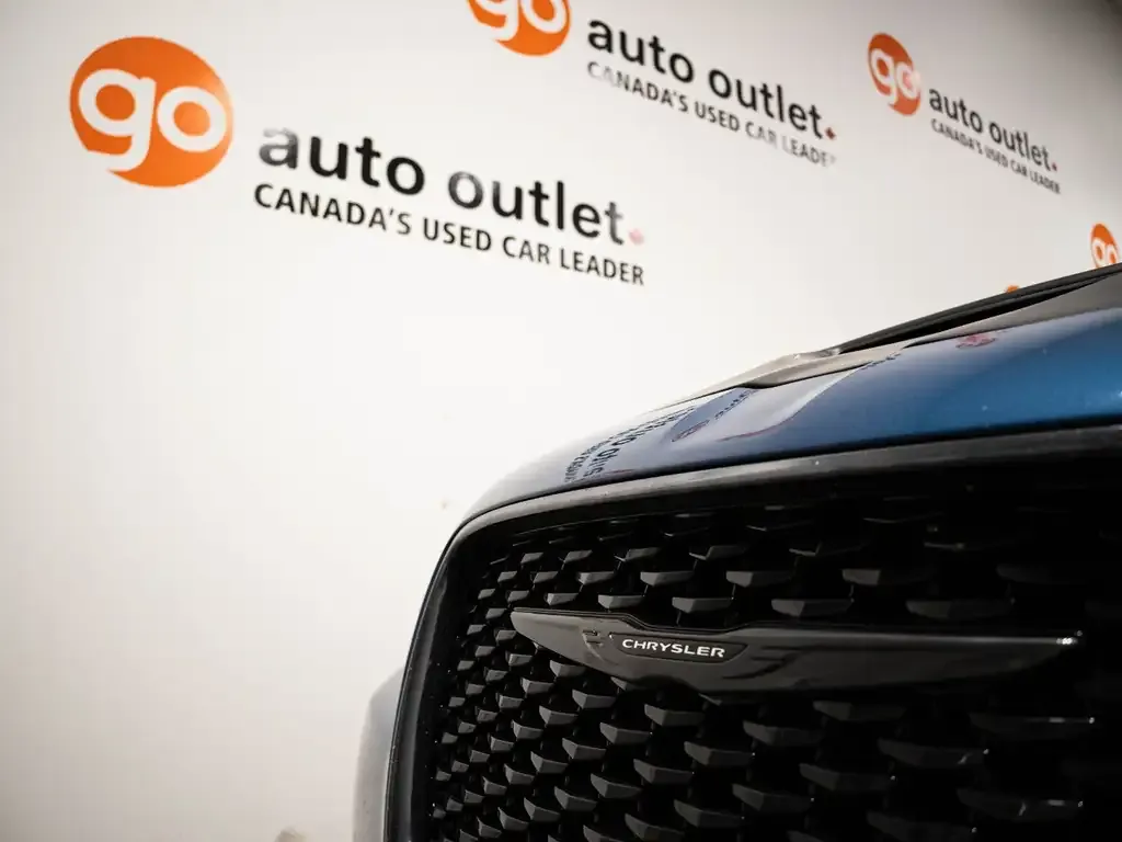 Chrysler 300 2022 photo 2