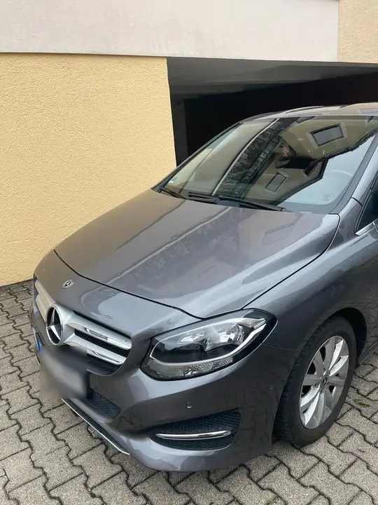 Mercedes-Benz B180