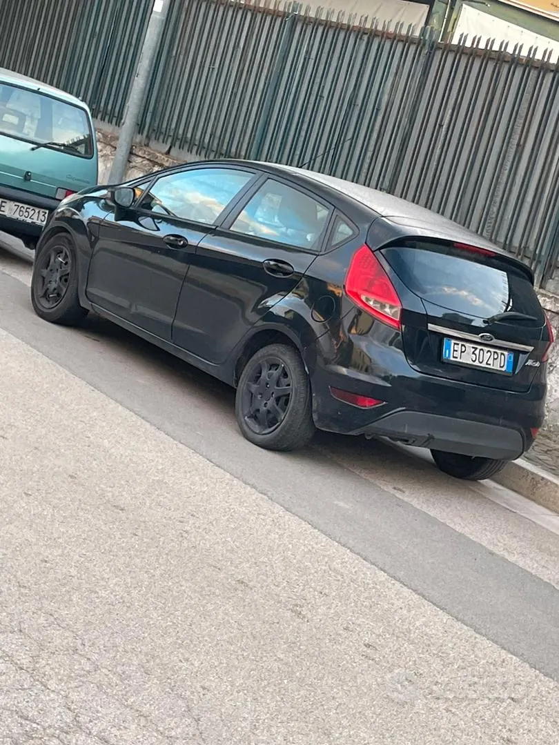 Ford Fiesta 2012 photo 2
