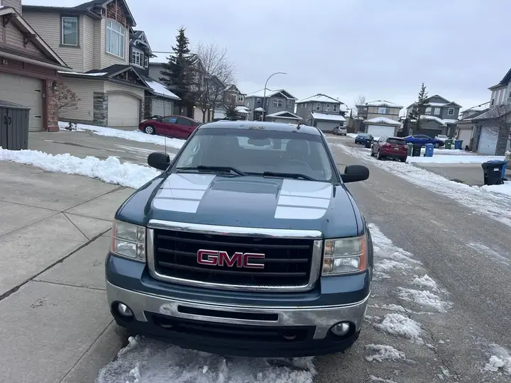 GMC Sierra 2010 photo 2