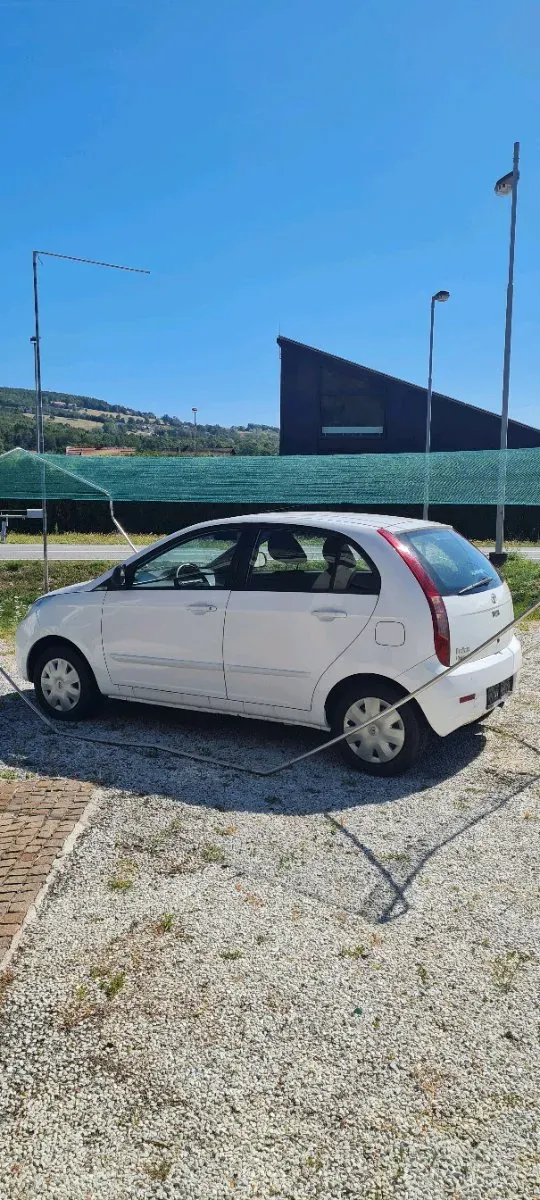 Tata Indica 2012 photo 2