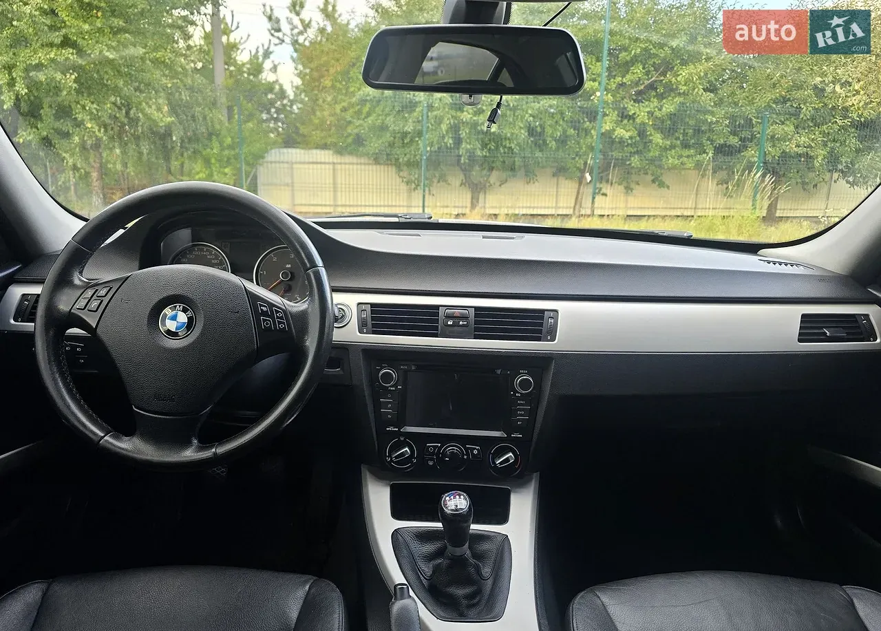BMW 3 Series 2011 photo 2