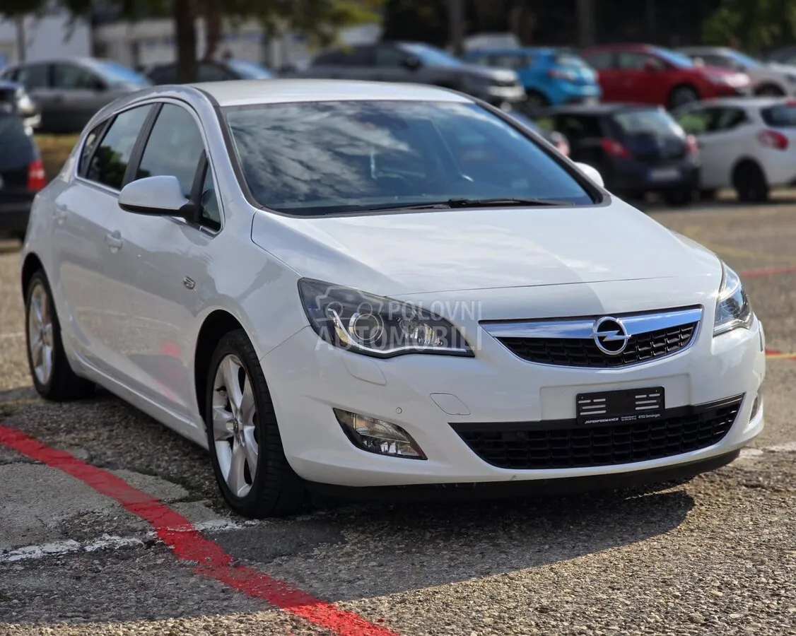 Opel Astra J 2011 photo 2