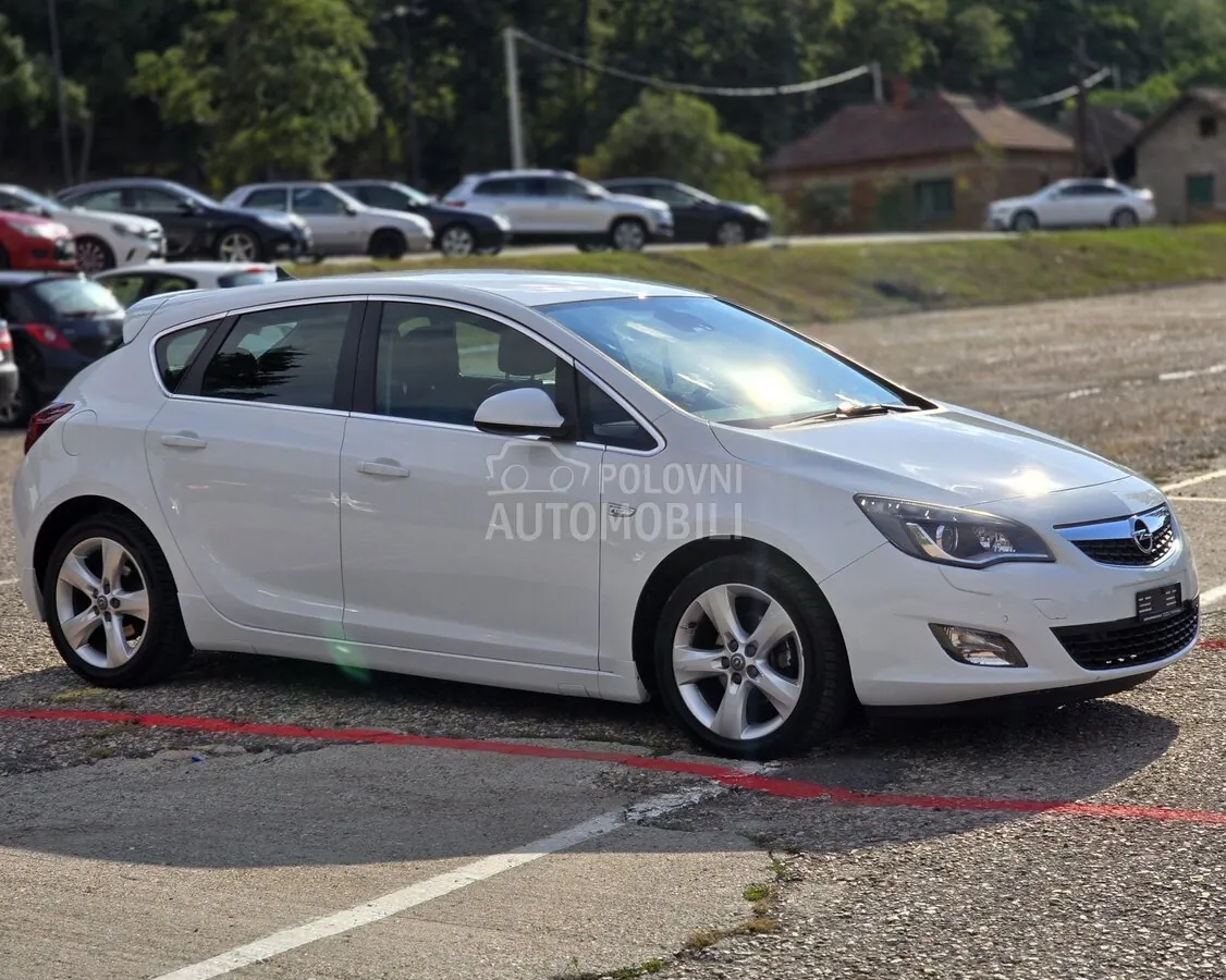 Opel Astra J 2011 photo 4