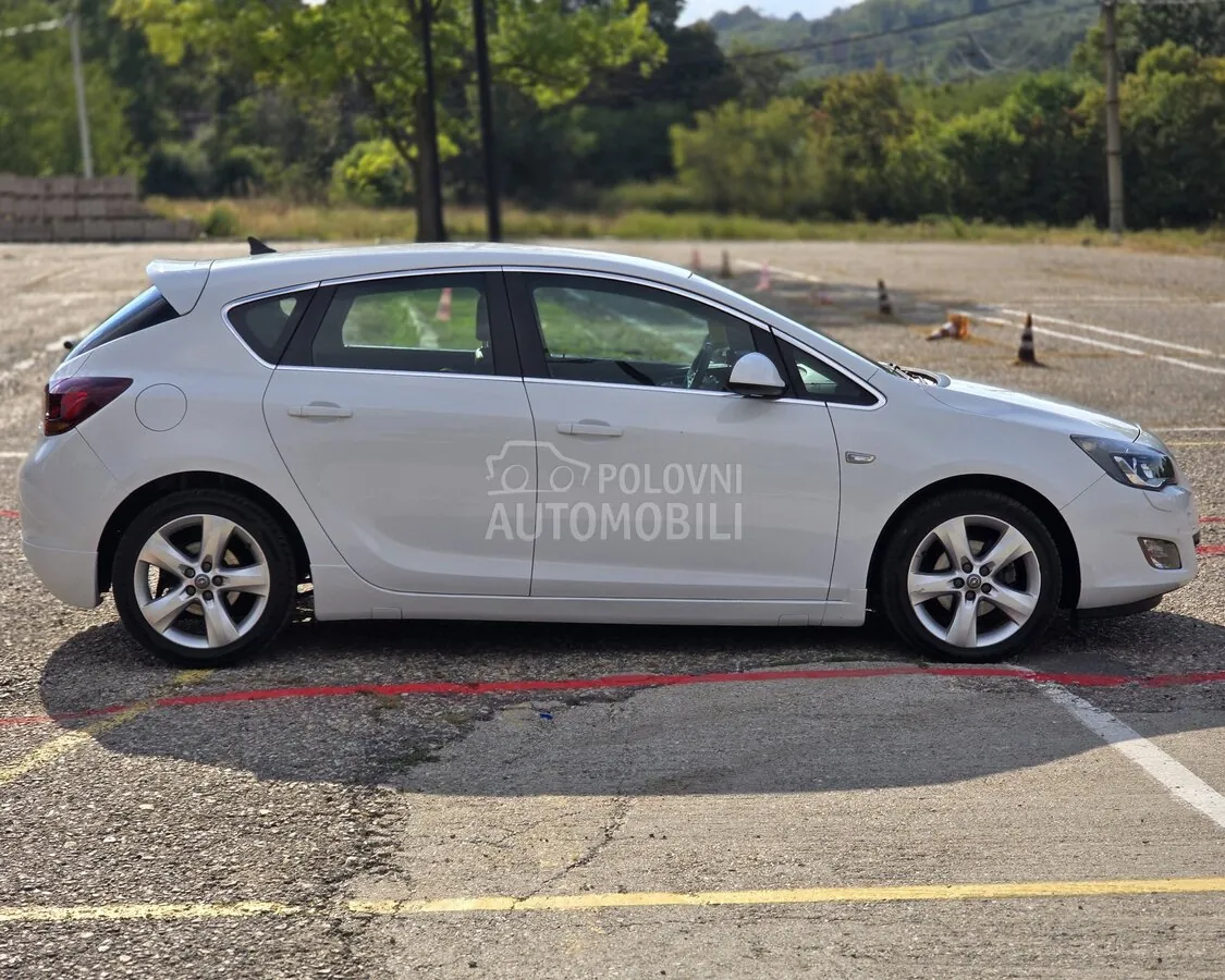 Opel Astra J 2011 photo 5