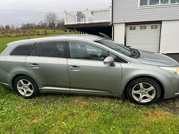 Toyota Avensis 2011 photo 2