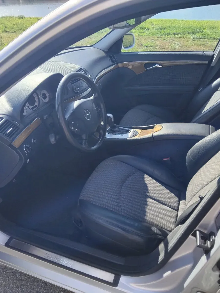 Mercedes-Benz E-Class 2006 photo 2