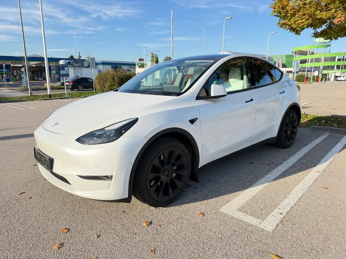 Tesla Model Y 2022 photo 2