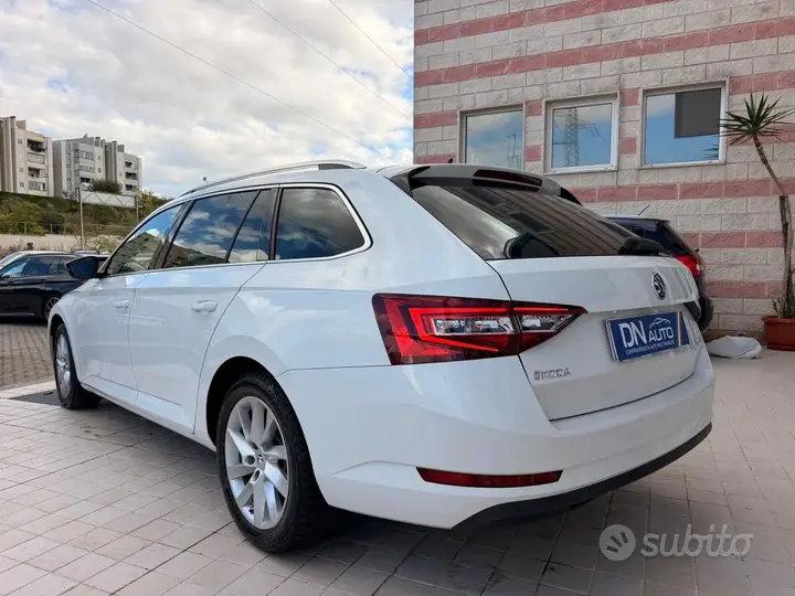 Skoda Superb 2018 photo 5