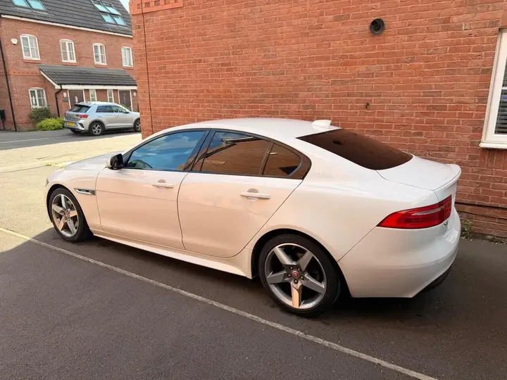 Jaguar Xe 2016 photo 2