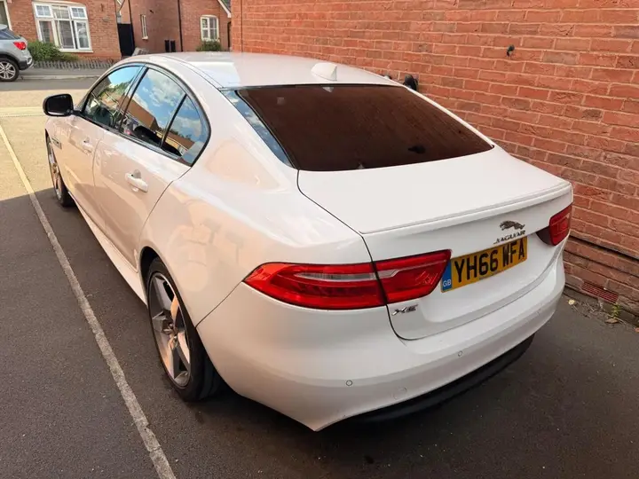 Jaguar Xe 2016 photo 3