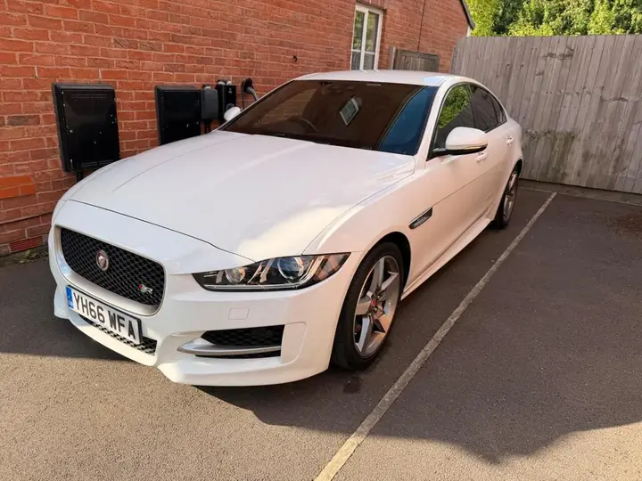 Jaguar Xe 2016 photo 5
