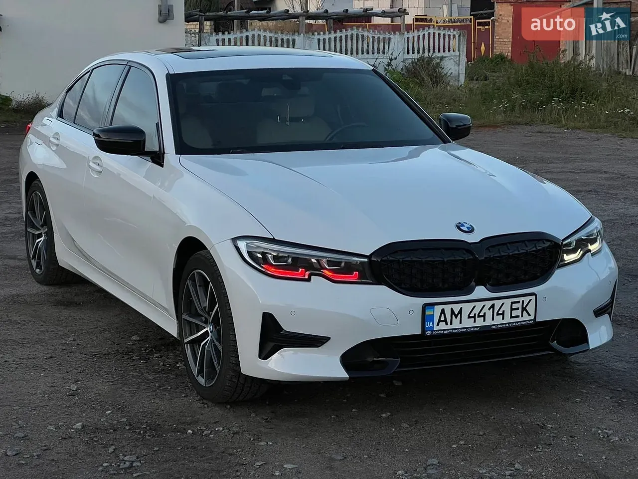 BMW 3 Series 2019 photo 2