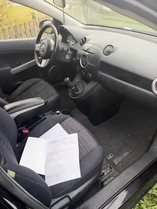 Mazda Mazda2 2005 photo 2