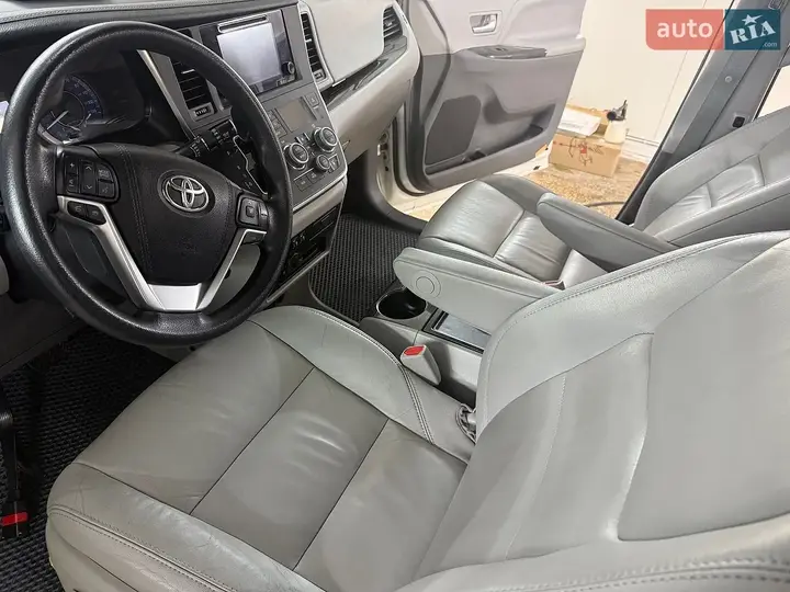 Toyota Sienna 2015 photo 2