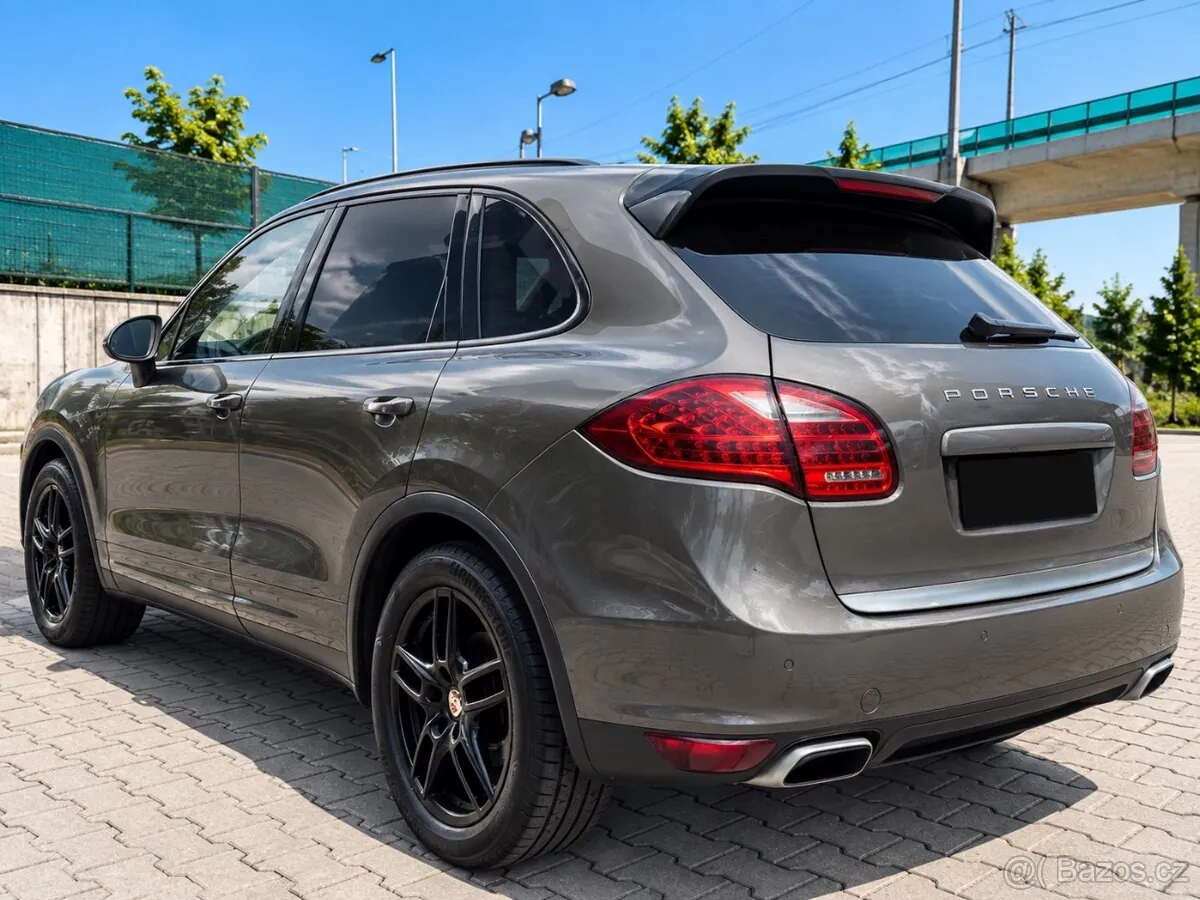 Porsche Cayenne 2012 photo 2