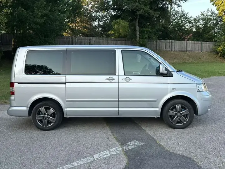 Volkswagen Multivan 2009 photo 2